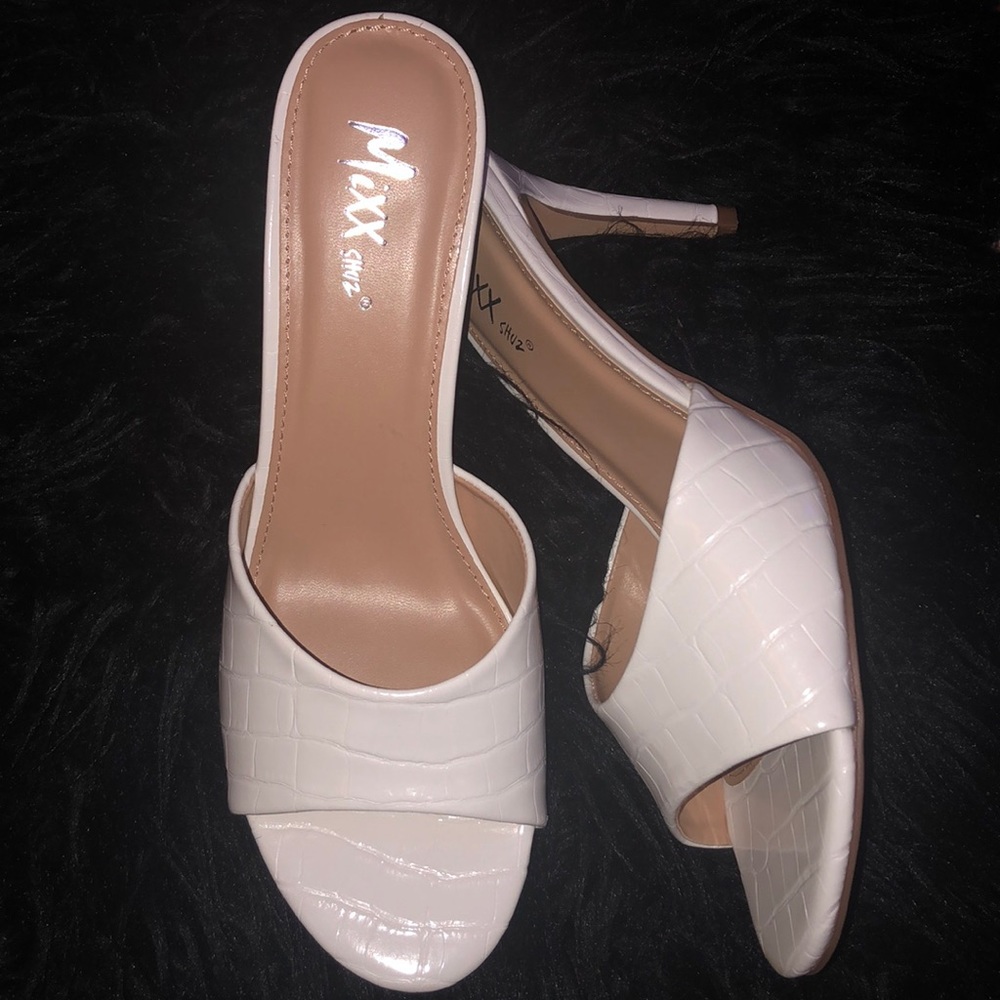 Miss Lola White Heels